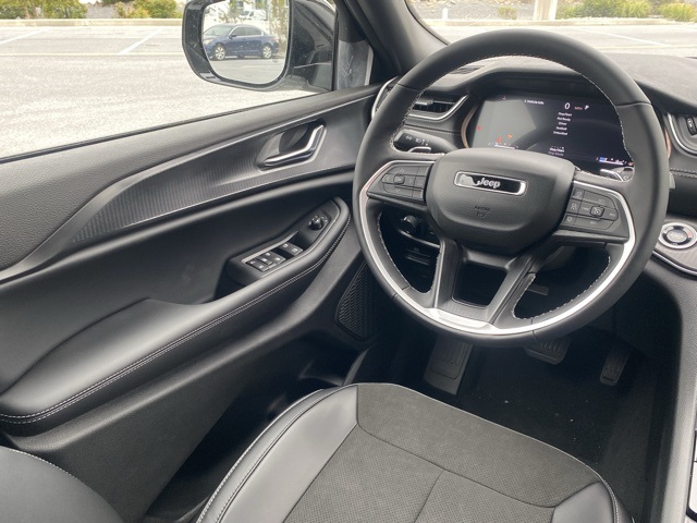 new 2025 Jeep Grand Cherokee car, priced at $40,189