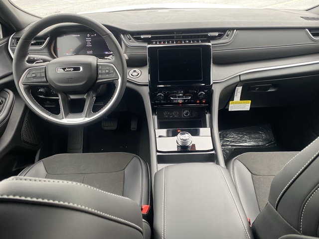 new 2025 Jeep Grand Cherokee car, priced at $40,189