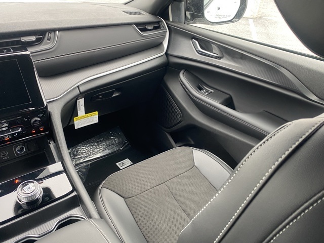 new 2025 Jeep Grand Cherokee car, priced at $40,189