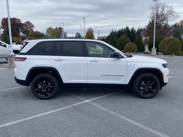 new 2025 Jeep Grand Cherokee car, priced at $40,189