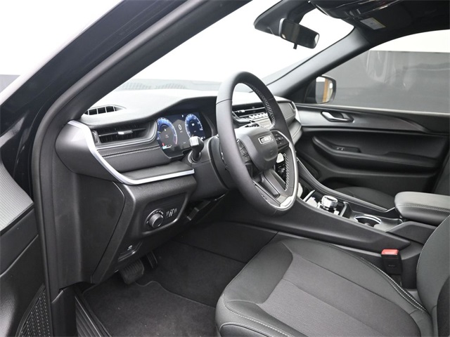 new 2025 Jeep Grand Cherokee car, priced at $40,230