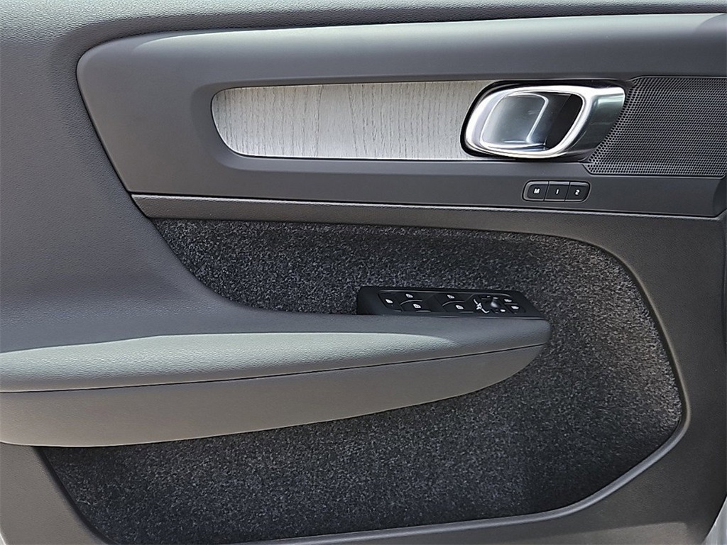 new 2025 Volvo XC40 car, priced at $42,674