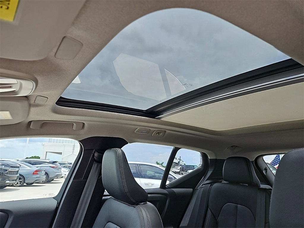 new 2025 Volvo XC40 car, priced at $42,674