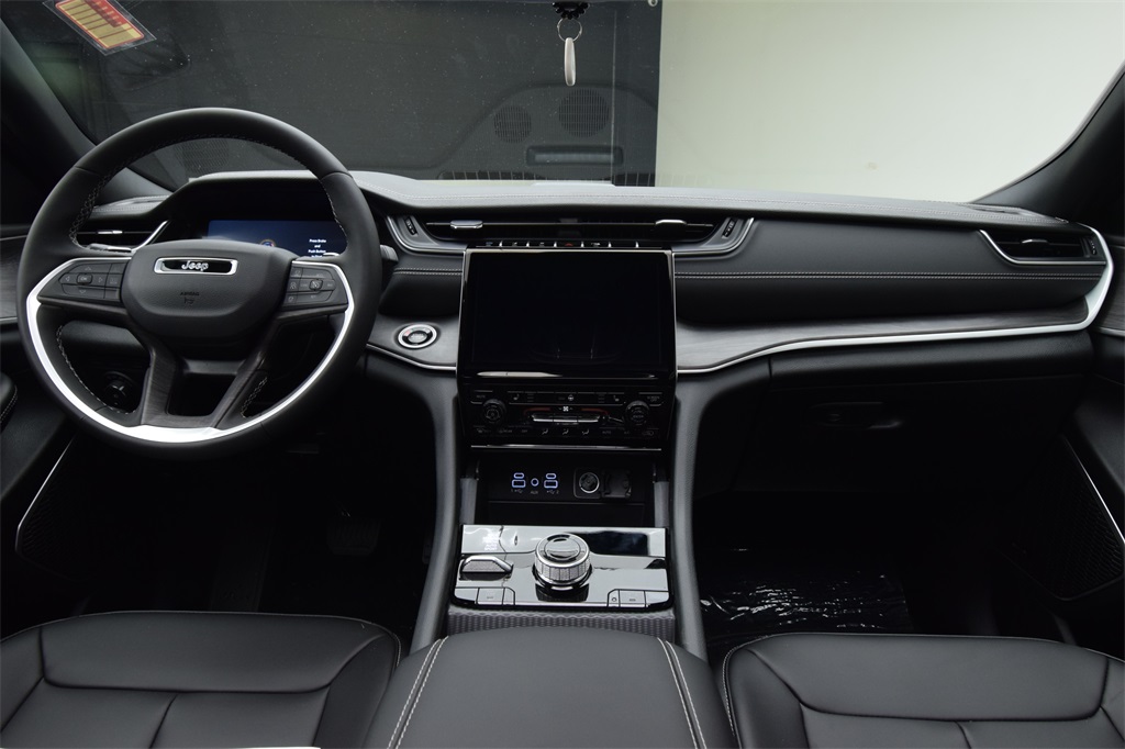 new 2025 Jeep Grand Cherokee car, priced at $55,775