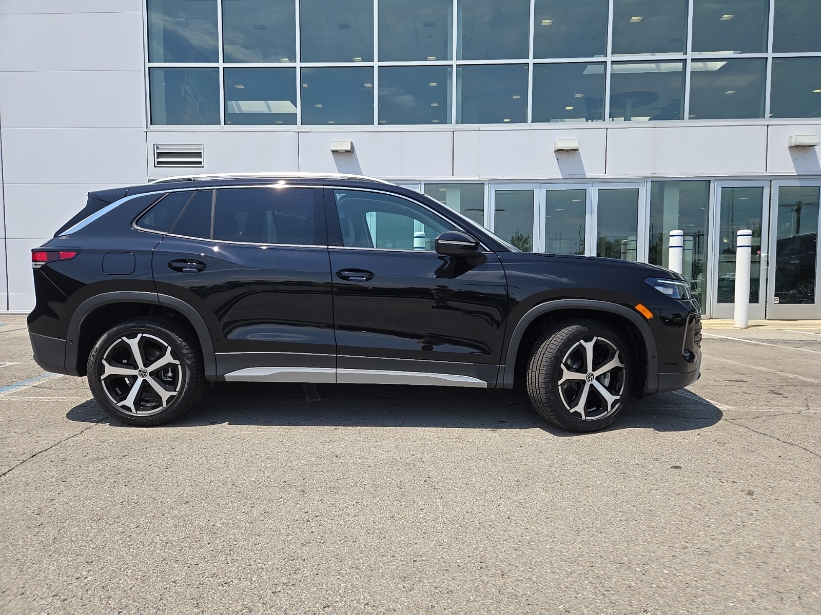 new 2025 Volkswagen Tiguan car, priced at $33,586