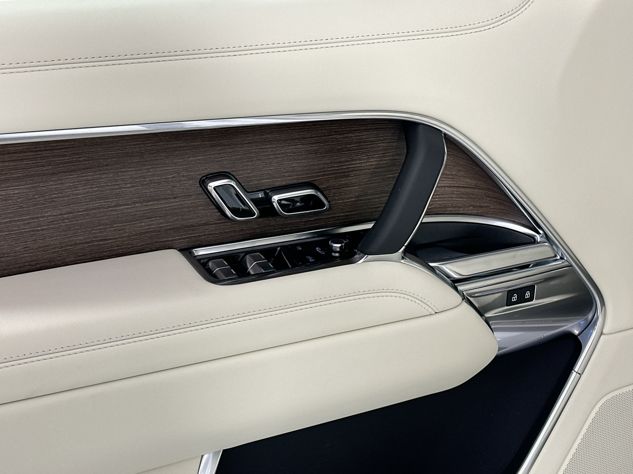 new 2025 Land Rover Range Rover car, priced at $138,630