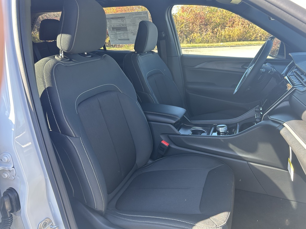 new 2025 Jeep Grand Cherokee car, priced at $35,999