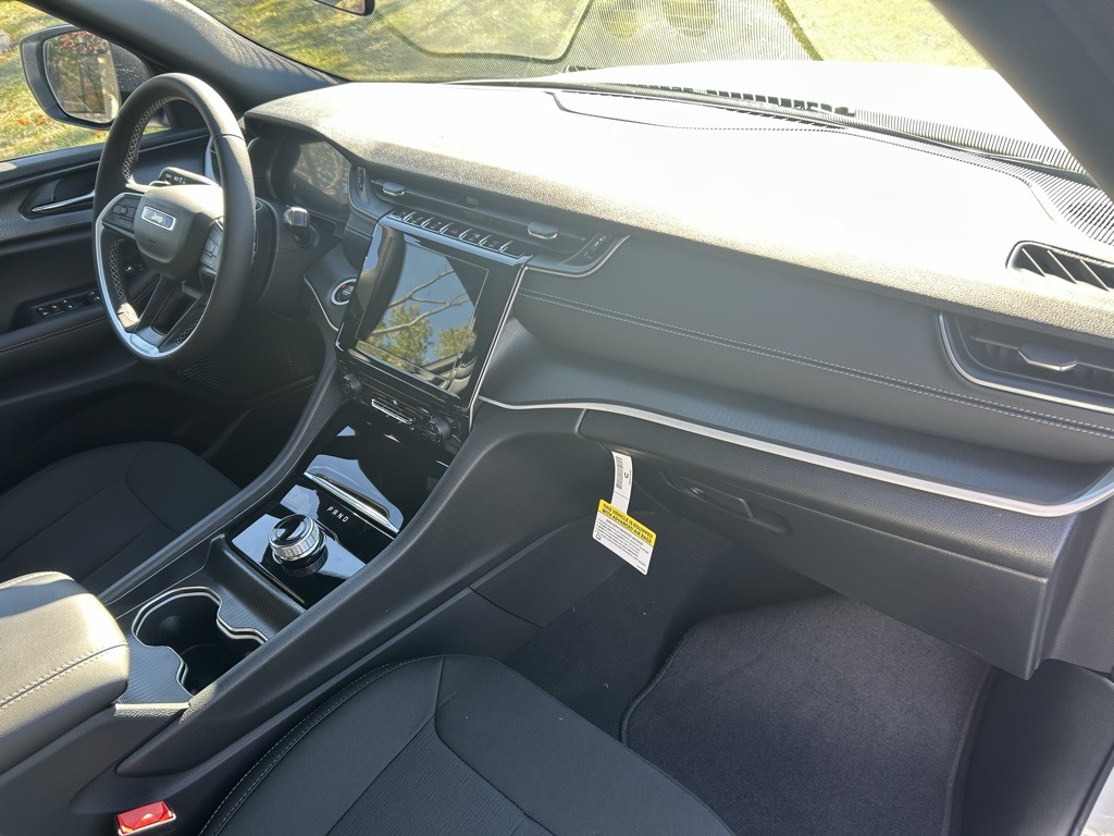 new 2025 Jeep Grand Cherokee car, priced at $35,999