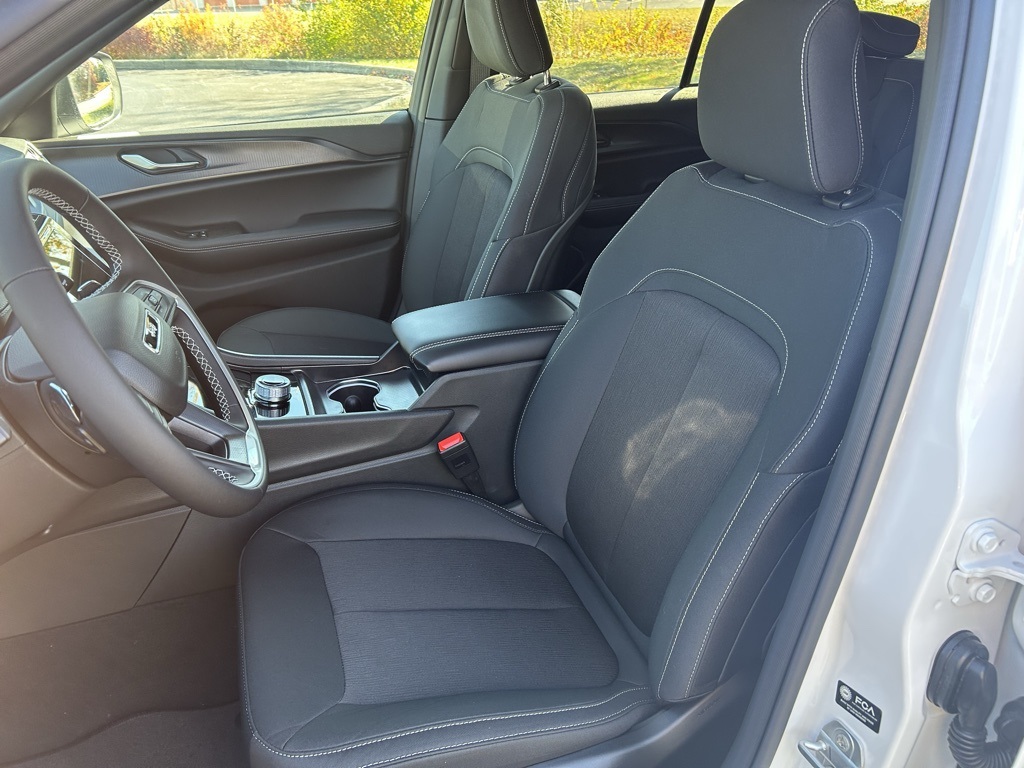 new 2025 Jeep Grand Cherokee car, priced at $35,999