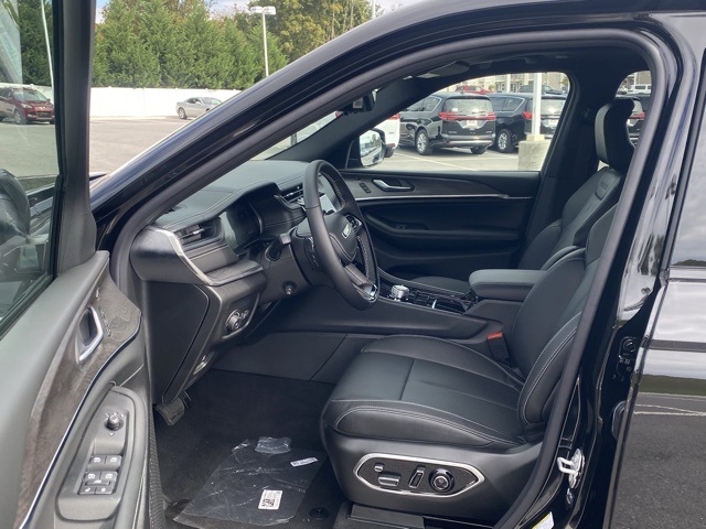 new 2025 Jeep Grand Cherokee car, priced at $57,714