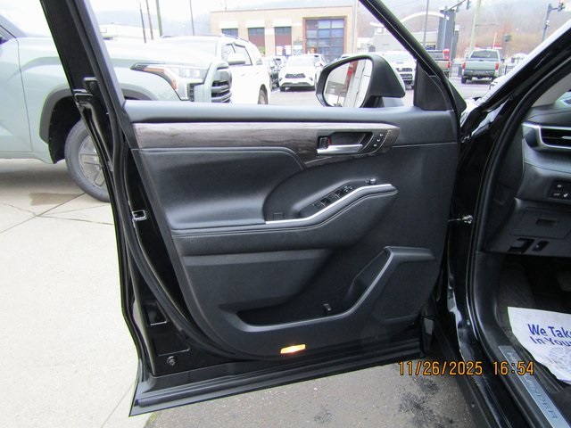 used 2023 Toyota Highlander Hybrid car, priced at $46,499