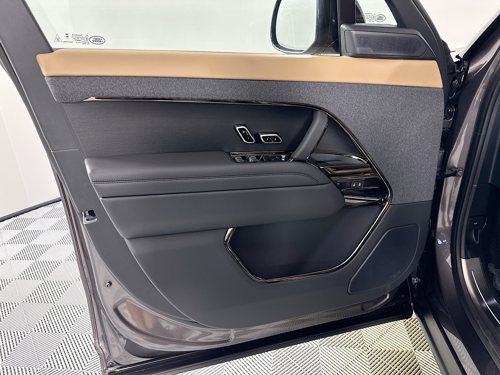 new 2025 Land Rover Range Rover Sport car, priced at $123,805
