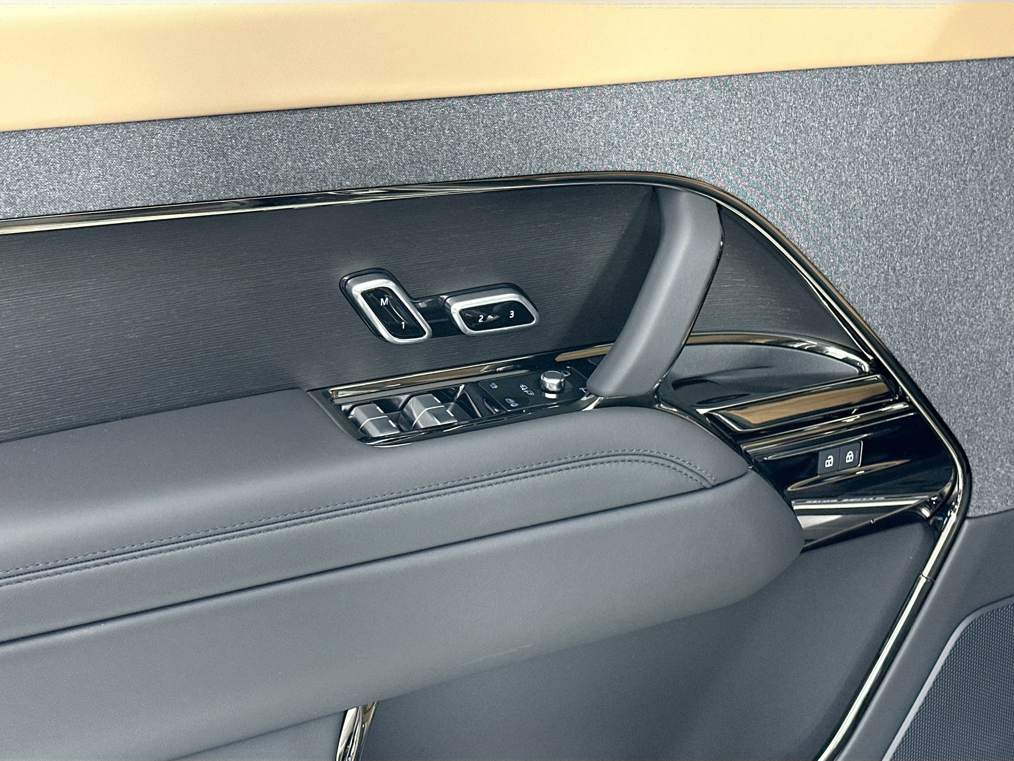 new 2025 Land Rover Range Rover Sport car, priced at $123,805