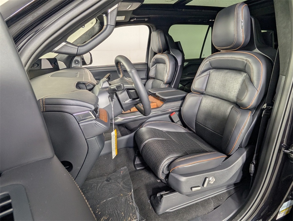 new 2025 Lincoln Navigator car, priced at $118,735