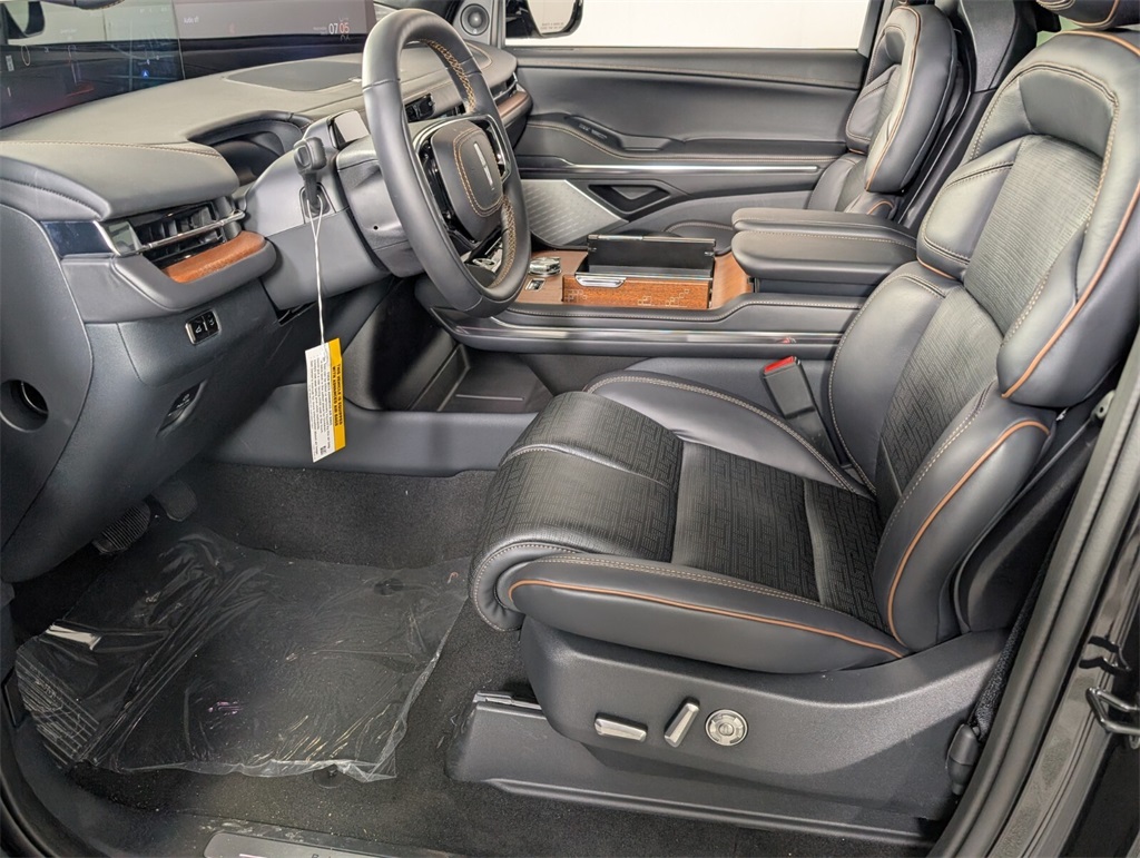 new 2025 Lincoln Navigator car, priced at $118,735