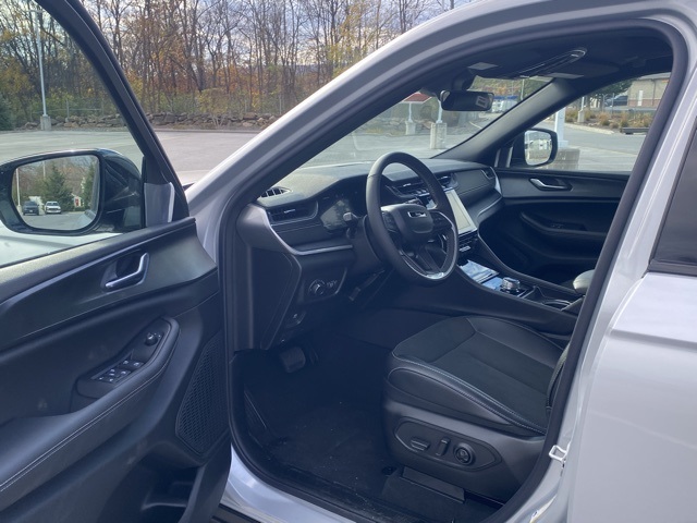 new 2025 Jeep Grand Cherokee car, priced at $39,301
