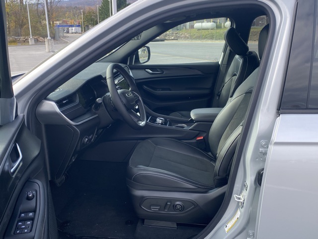 new 2025 Jeep Grand Cherokee car, priced at $39,301