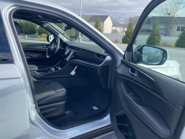 new 2025 Jeep Grand Cherokee car, priced at $39,301