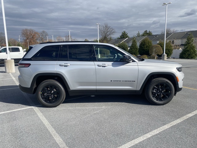 new 2025 Jeep Grand Cherokee car, priced at $39,301