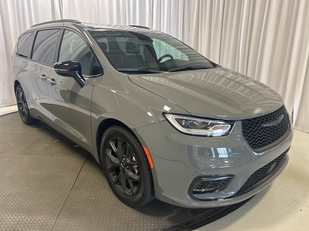 used 2025 Chrysler Pacifica car, priced at $37,173