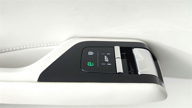 new 2025 Volvo EX90 car, priced at $95,585