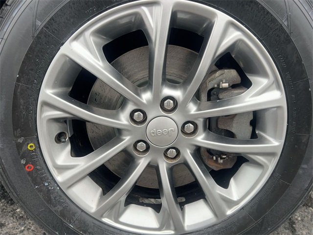 used 2019 Jeep Cherokee car, priced at $15,911