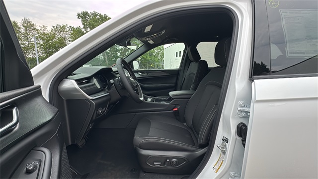 new 2025 Jeep Grand Cherokee car, priced at $41,648