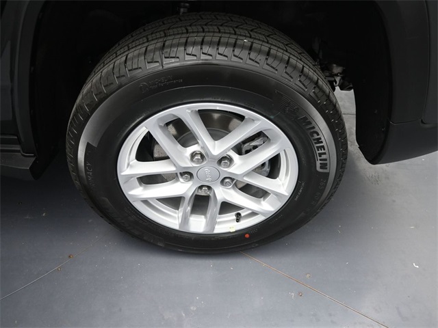 new 2025 Jeep Grand Cherokee car, priced at $38,999