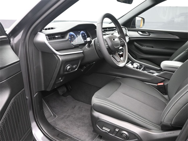new 2025 Jeep Grand Cherokee car, priced at $38,999