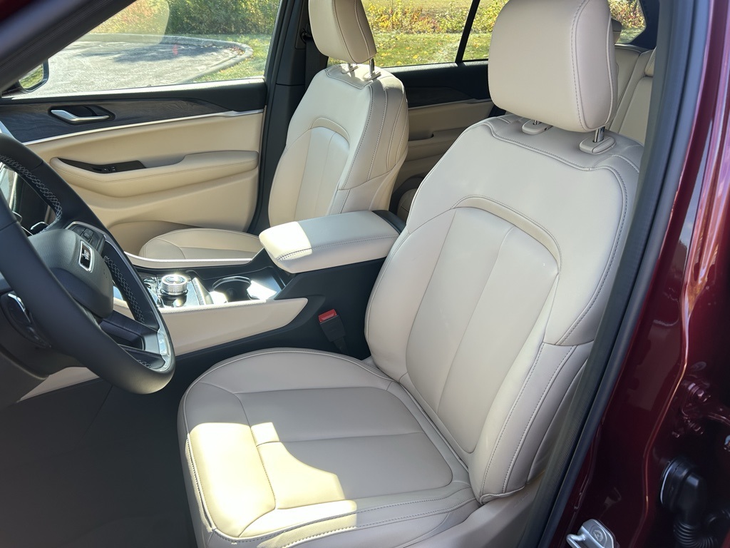 new 2025 Jeep Grand Cherokee car, priced at $46,240