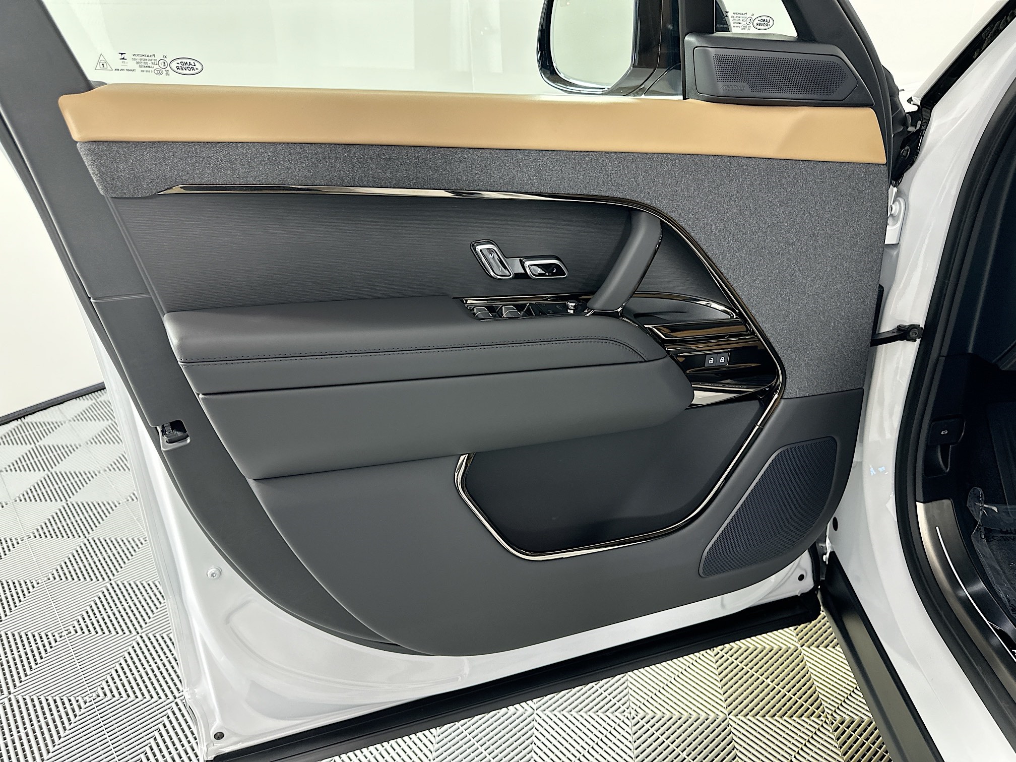 new 2025 Land Rover Range Rover Sport car, priced at $105,780
