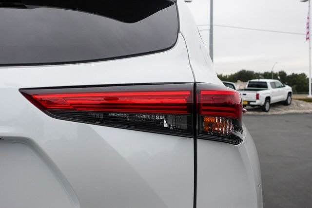 used 2022 Toyota Highlander car, priced at $39,000