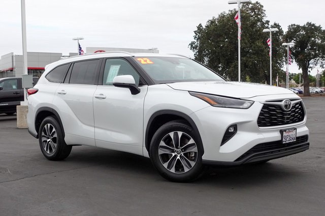 used 2022 Toyota Highlander car, priced at $39,000