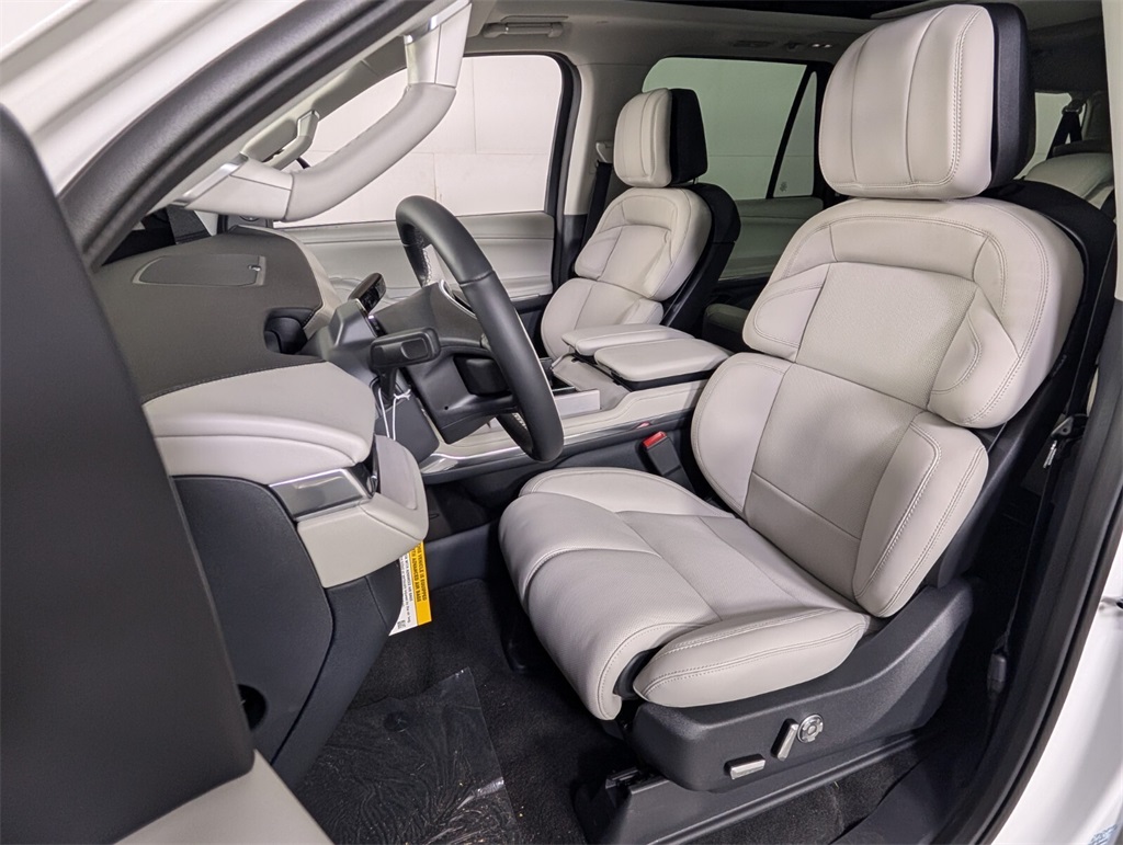 new 2025 Lincoln Navigator car, priced at $106,925
