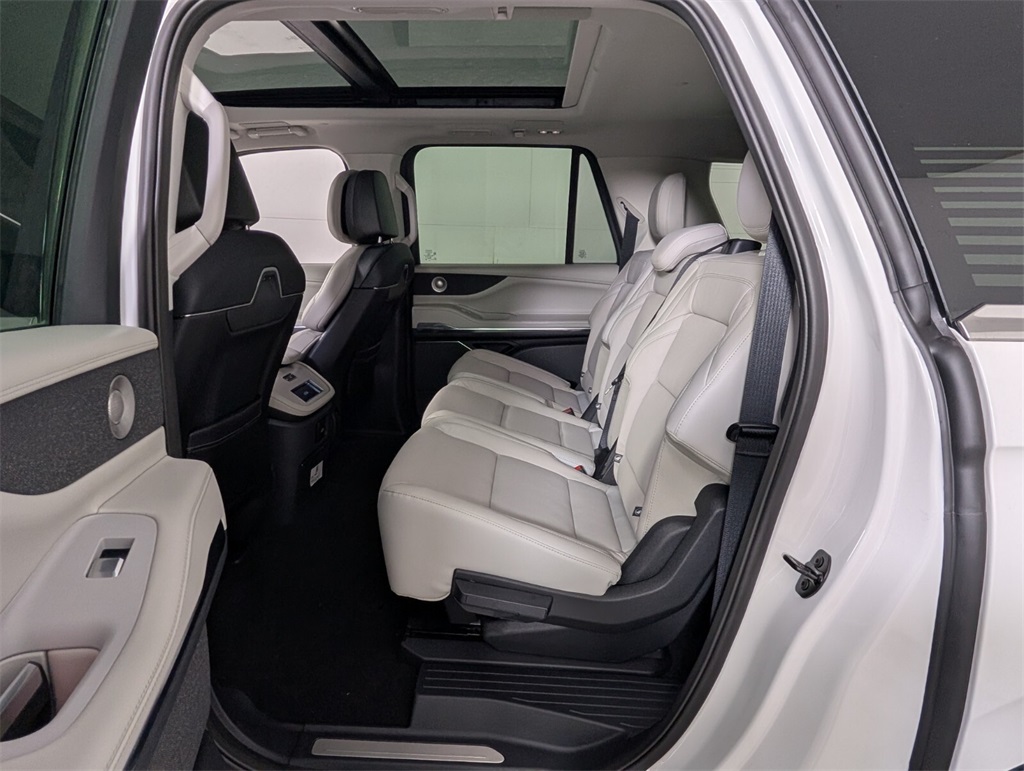new 2025 Lincoln Navigator car, priced at $106,925