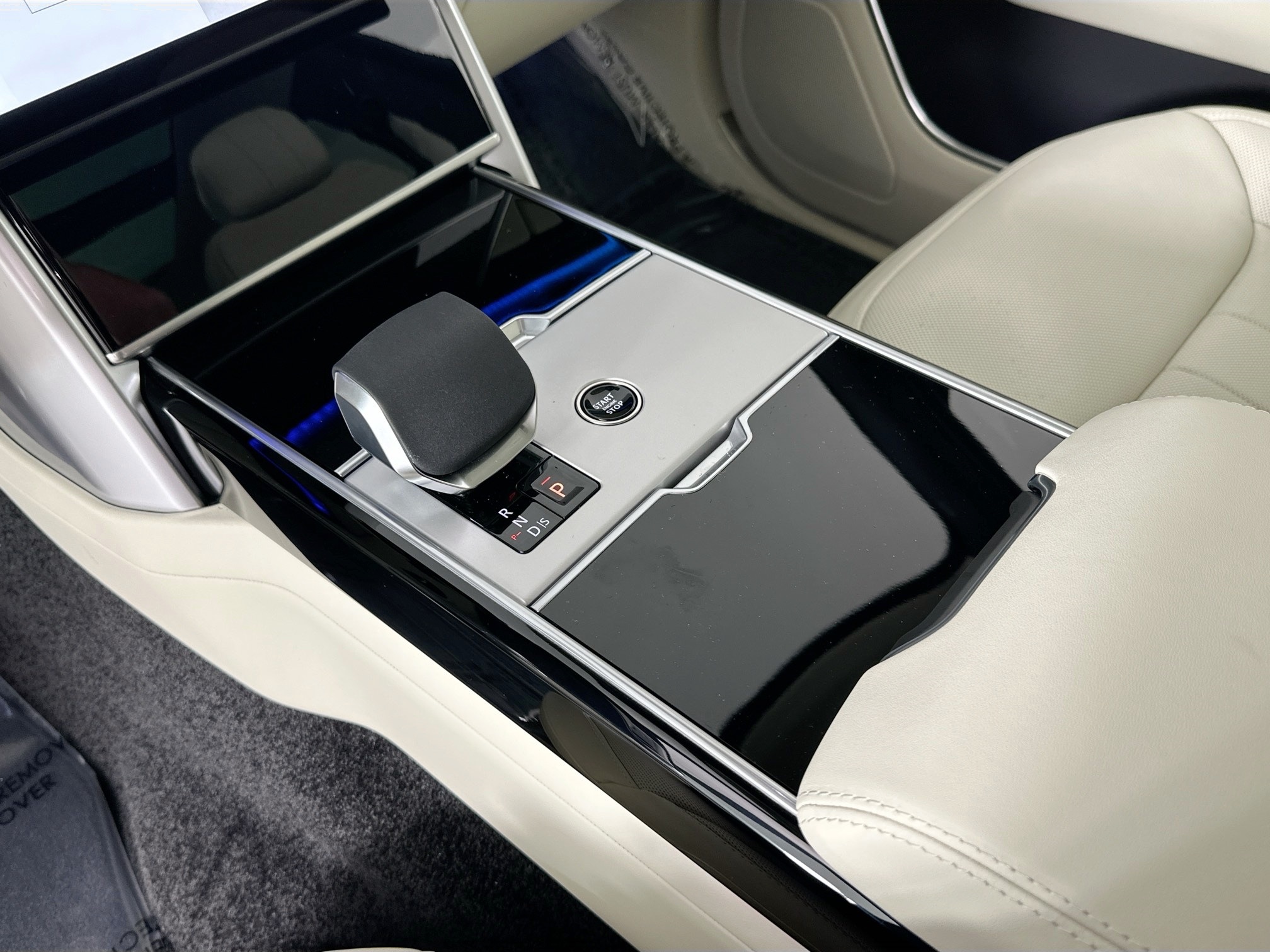 new 2025 Land Rover Range Rover Plug-In Hybrid car, priced at $138,085