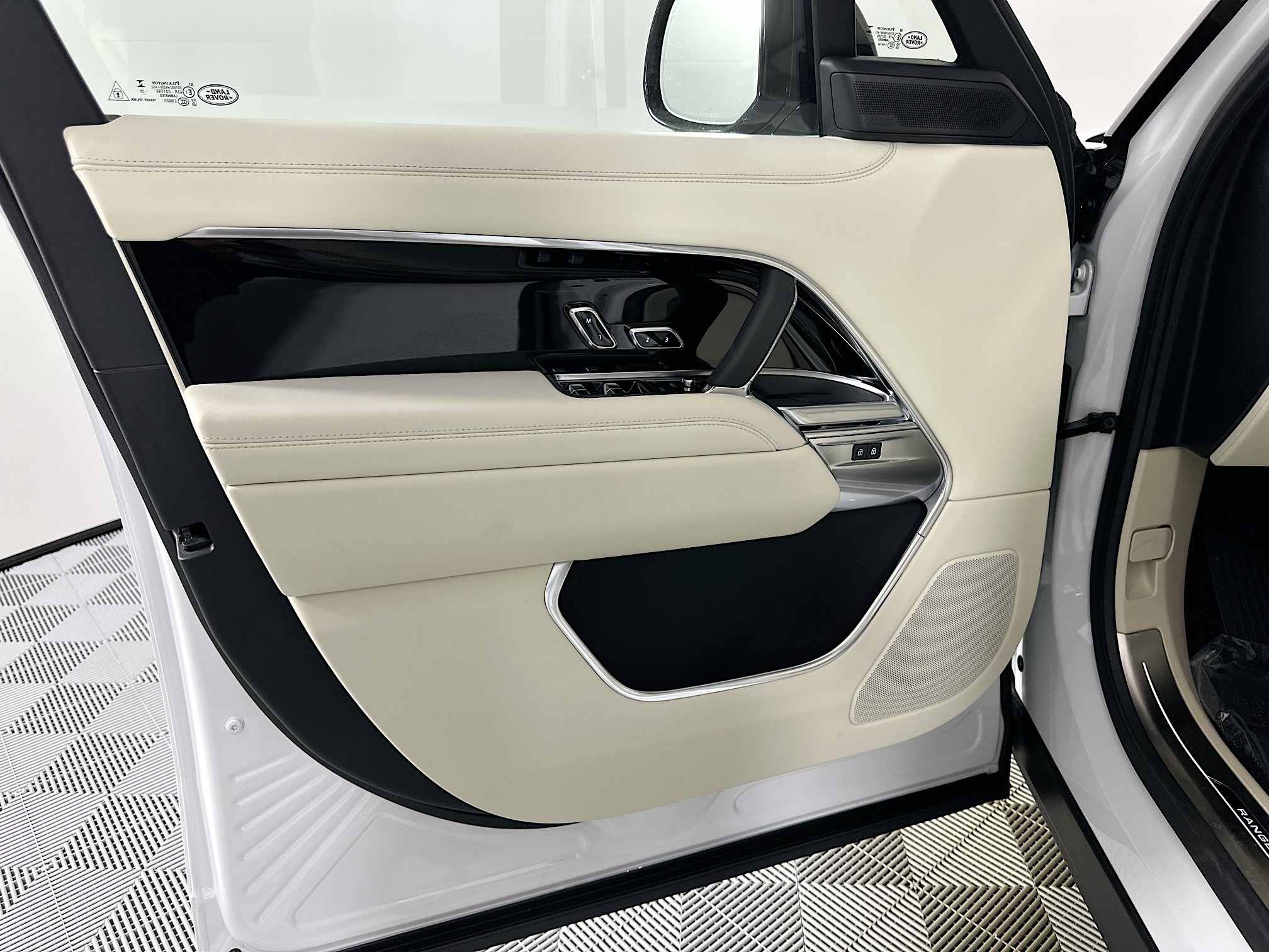 new 2025 Land Rover Range Rover Plug-In Hybrid car, priced at $138,085