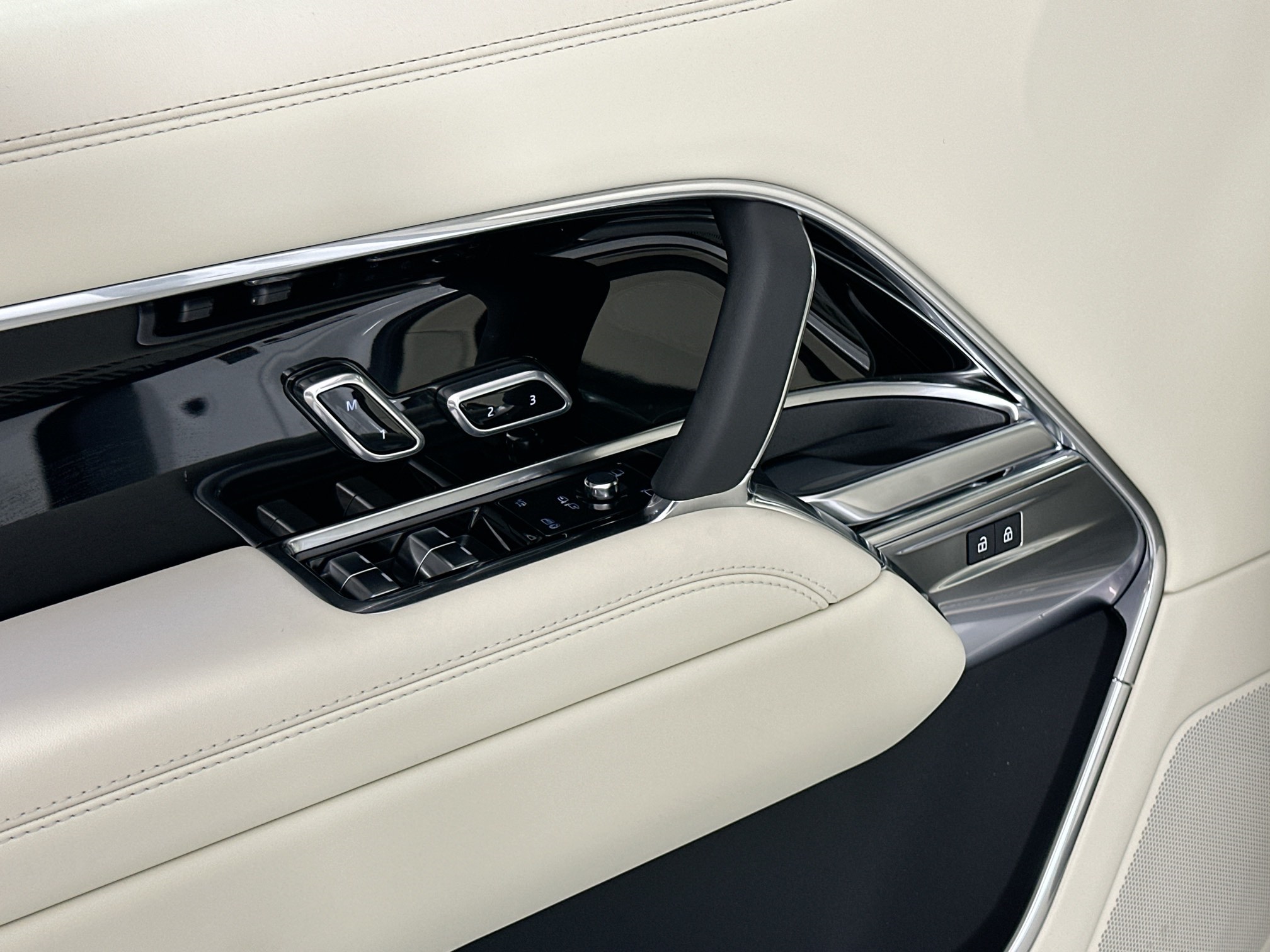 new 2025 Land Rover Range Rover Plug-In Hybrid car, priced at $138,085