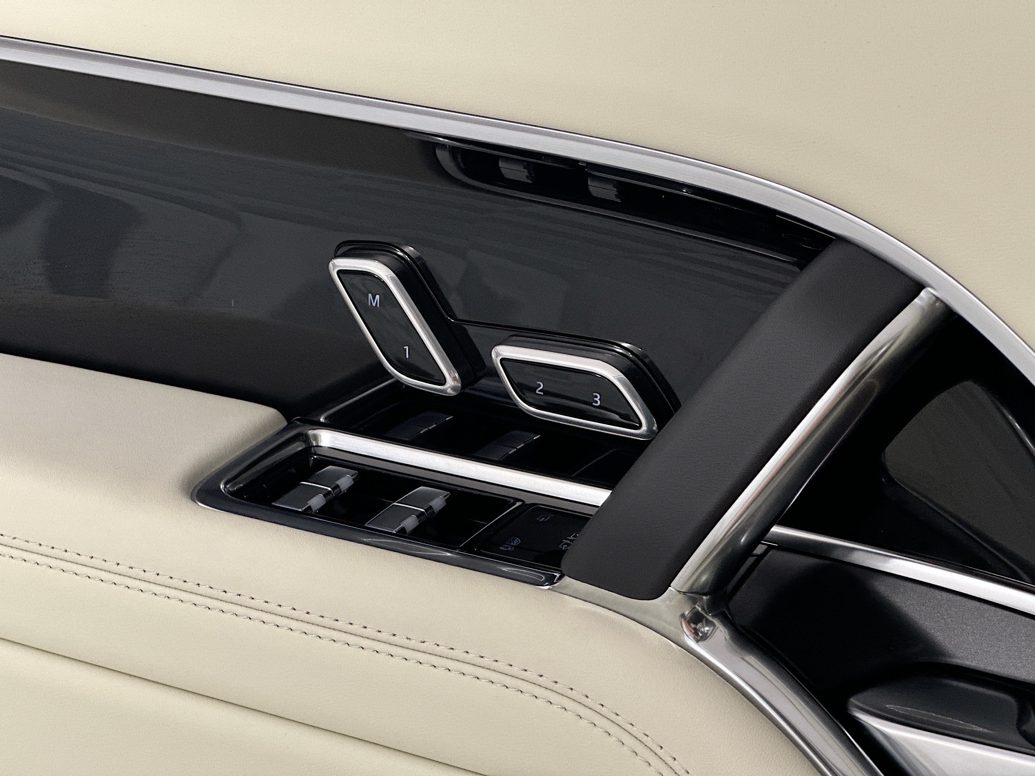 new 2025 Land Rover Range Rover Plug-In Hybrid car, priced at $138,085