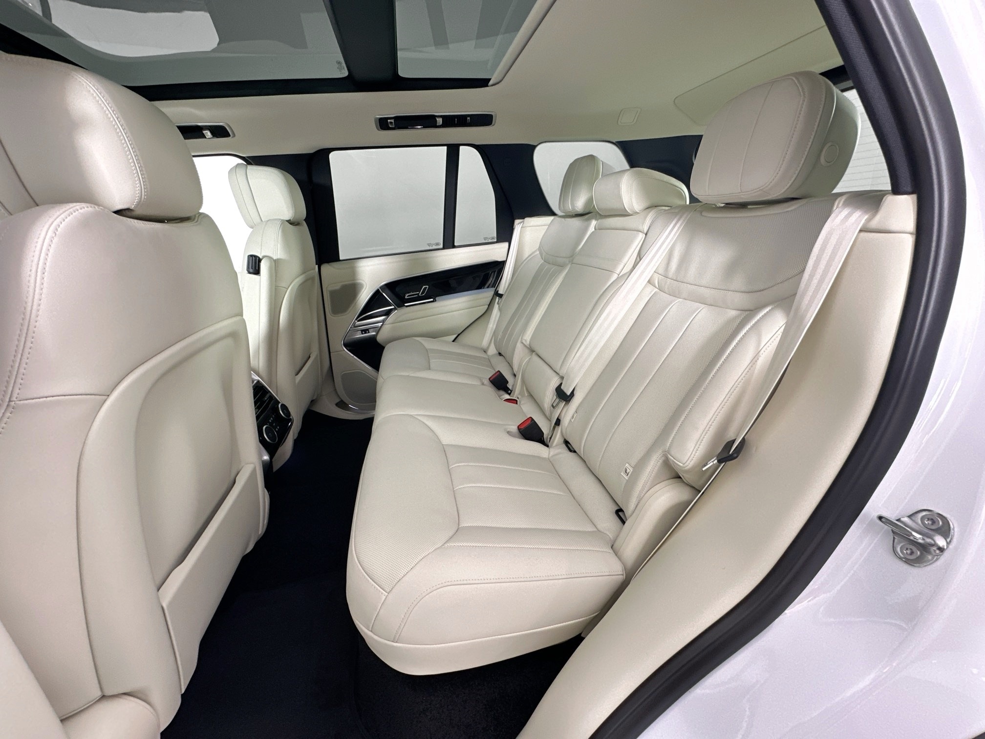 new 2025 Land Rover Range Rover Plug-In Hybrid car, priced at $138,085
