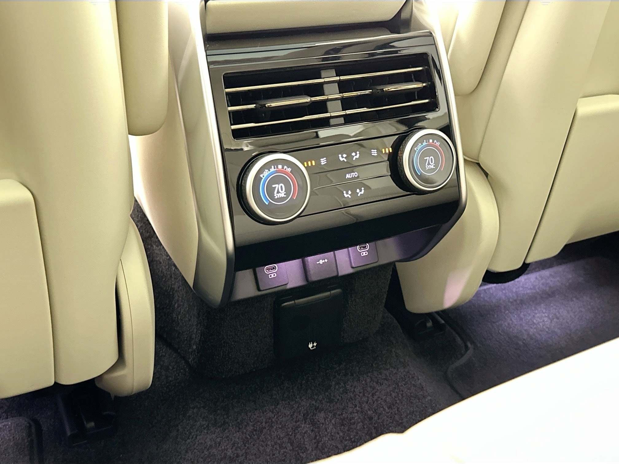 new 2025 Land Rover Range Rover Plug-In Hybrid car, priced at $138,085