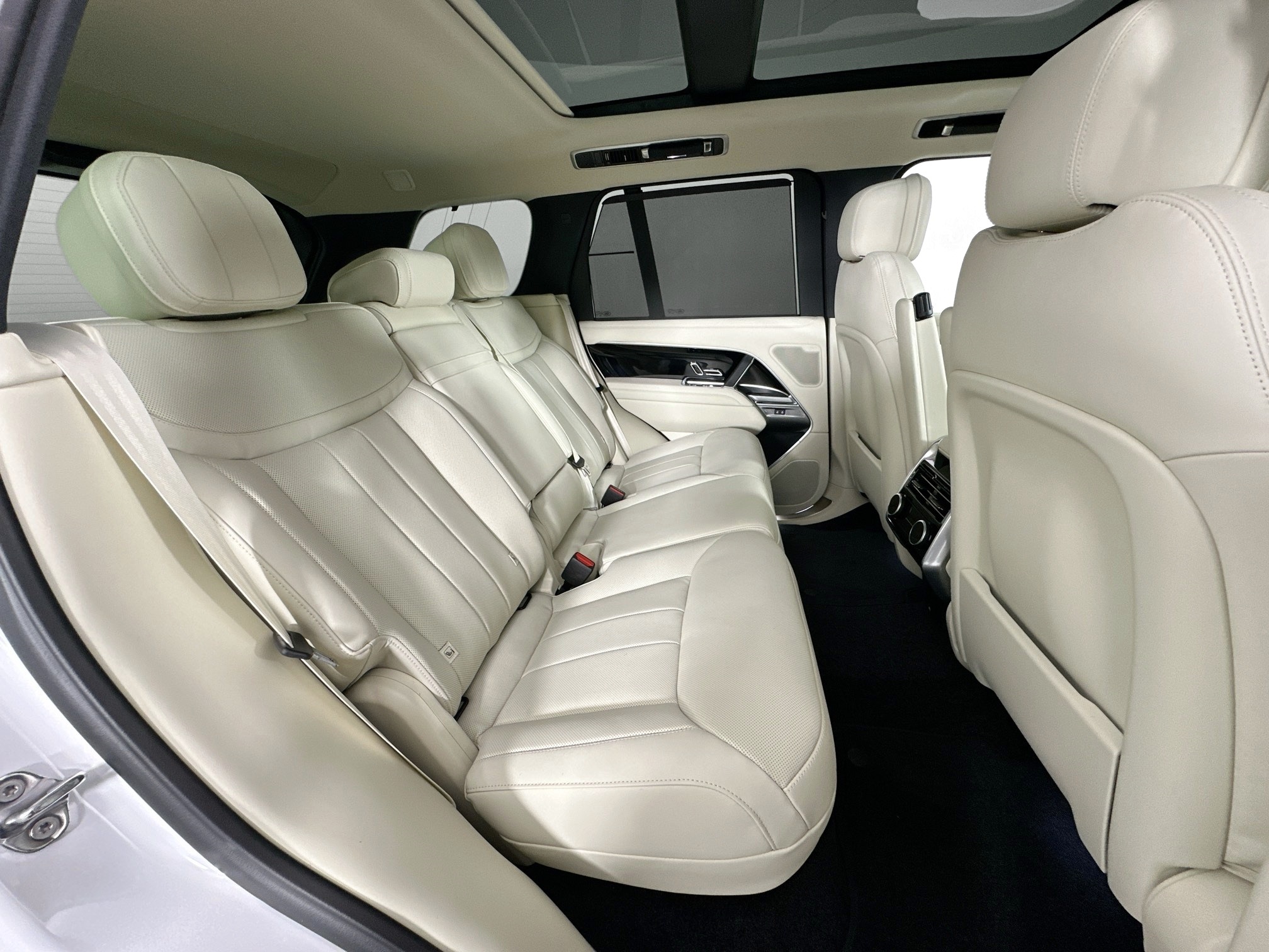 new 2025 Land Rover Range Rover Plug-In Hybrid car, priced at $138,085