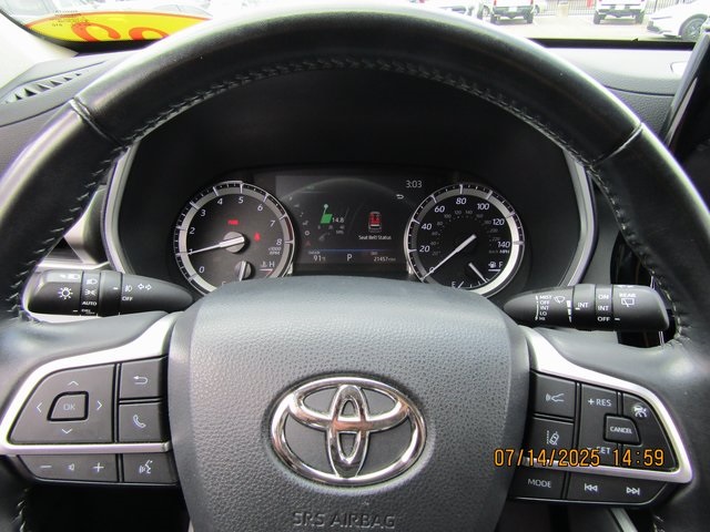 used 2022 Toyota Highlander car, priced at $37,999