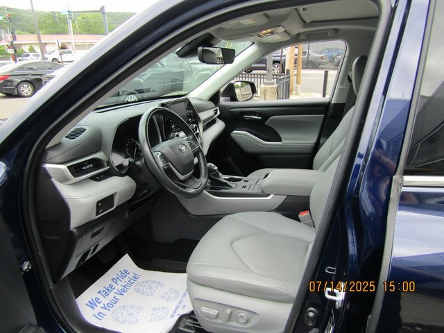 used 2022 Toyota Highlander car, priced at $37,999