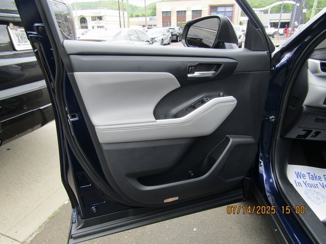 used 2022 Toyota Highlander car, priced at $37,999