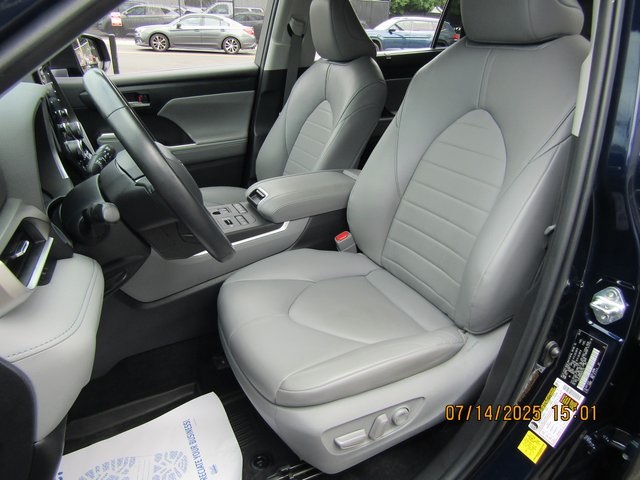 used 2022 Toyota Highlander car, priced at $37,999