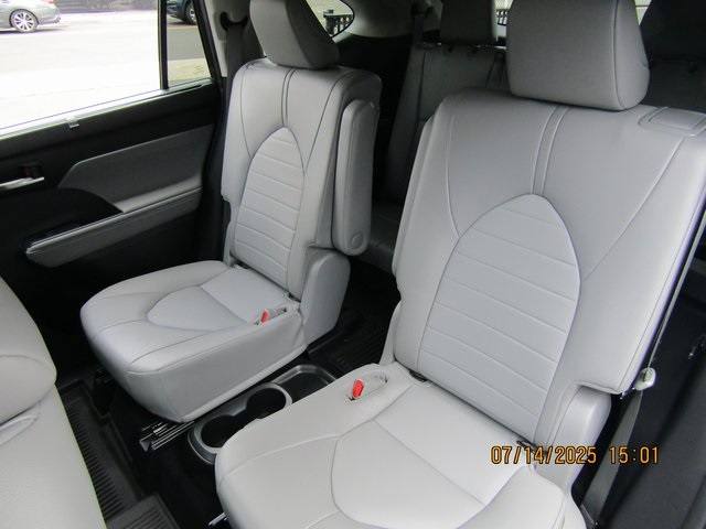 used 2022 Toyota Highlander car, priced at $37,999