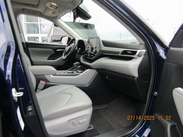 used 2022 Toyota Highlander car, priced at $37,999