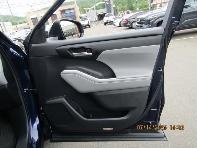 used 2022 Toyota Highlander car, priced at $37,999