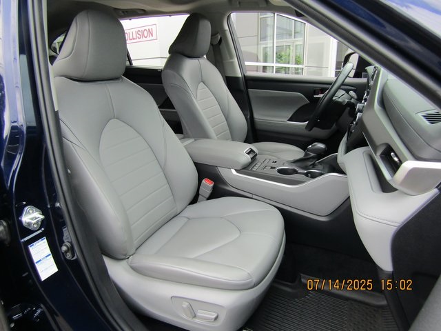 used 2022 Toyota Highlander car, priced at $37,999